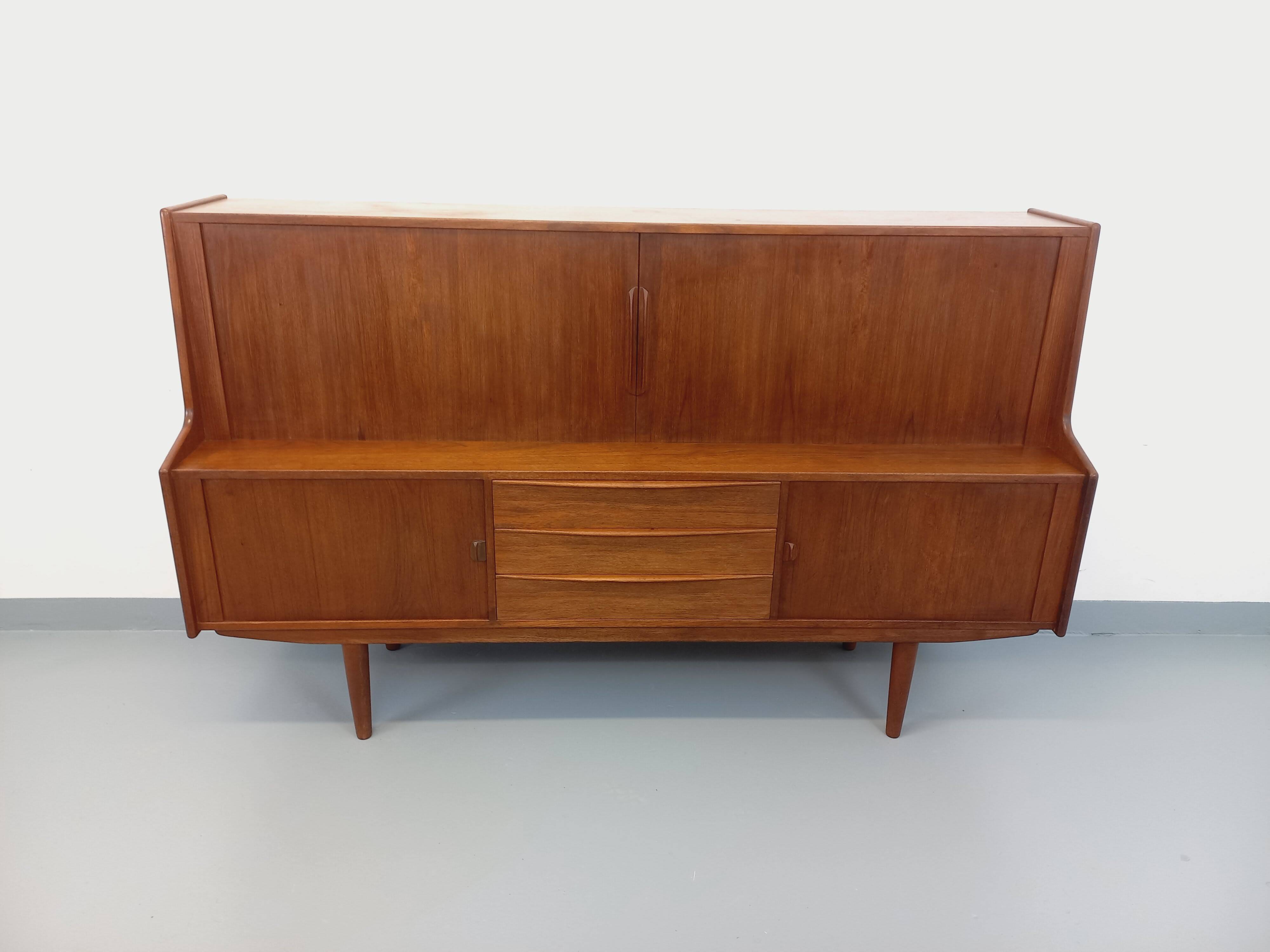 Enfilade mi-haute scandinave vintage Ib Kofod-Larsen pour Faarup en teck