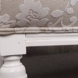 Two-seater canapé painted white with reupholstered beige fabric, wooden frame painted in 1890 style.