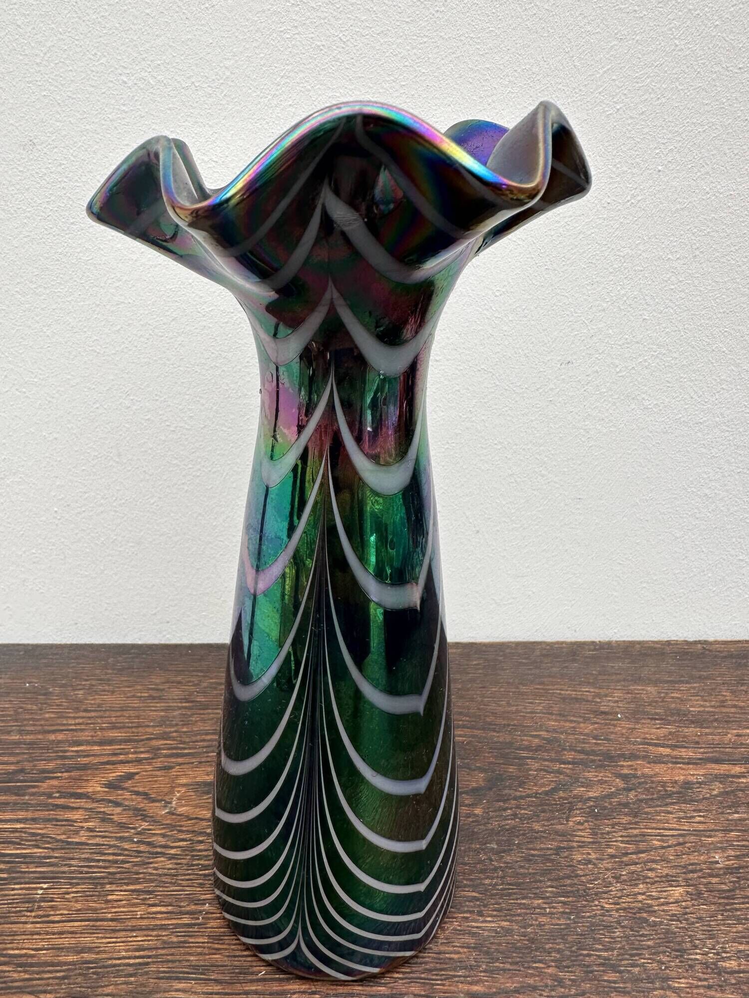Vintage iridescent glass vase with ribbed design and ruffled neck, H 21 cm.