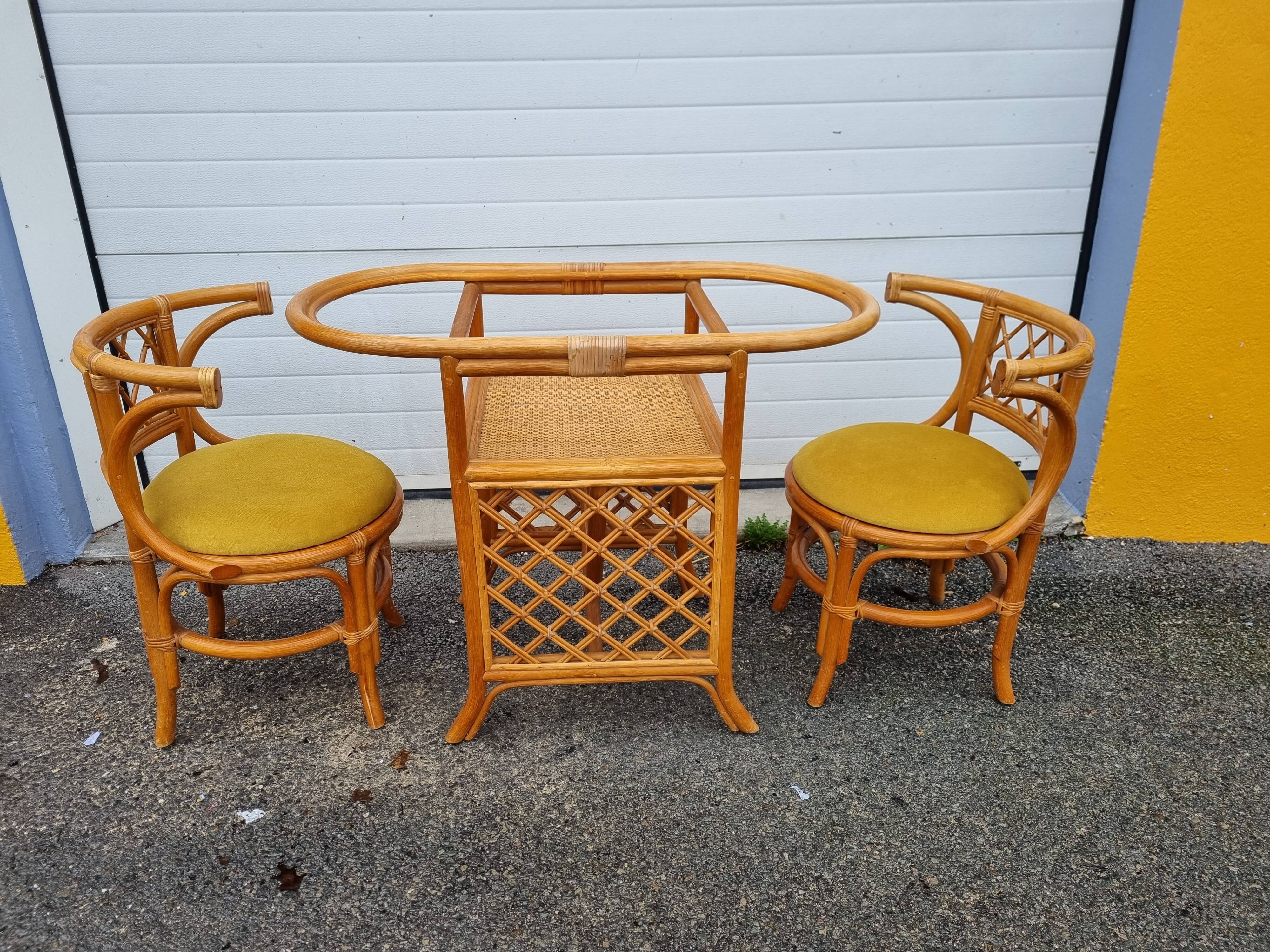 Rattan table and 2 armchairs