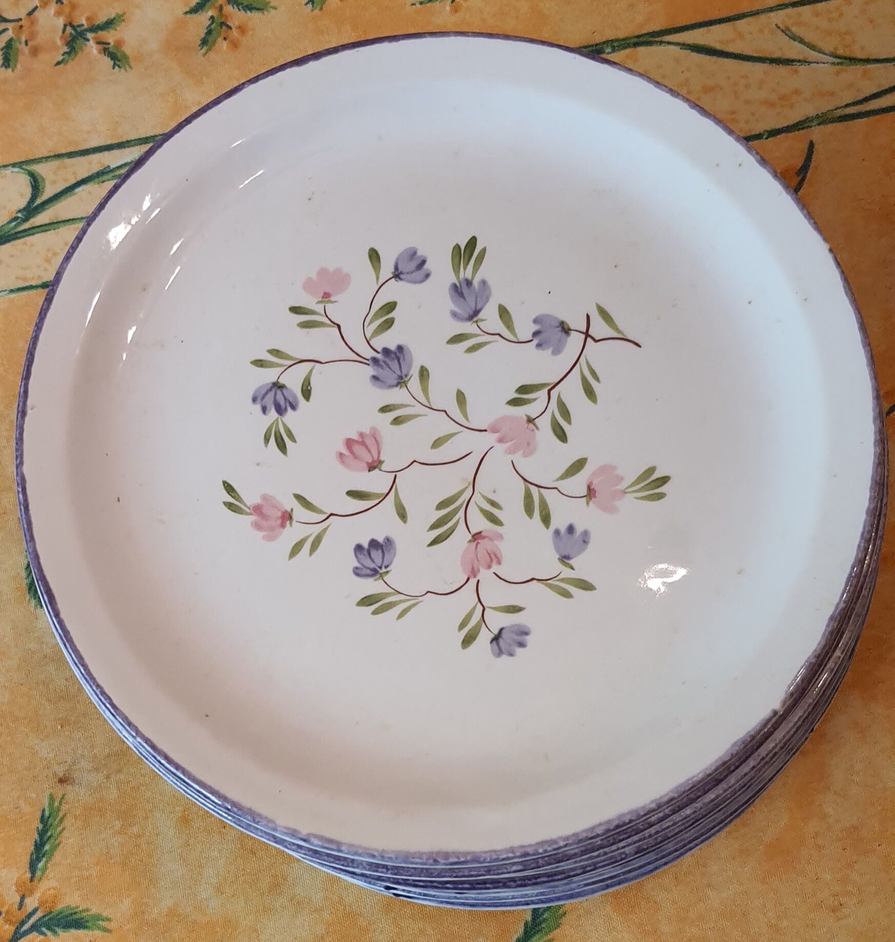 Lot de 24 assiettes en faïence et 2 plats - décor fleur