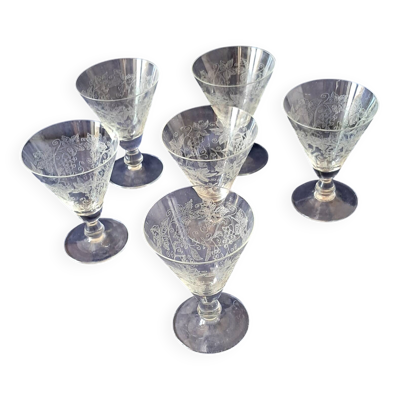 6 petits verres à pied en forme de calice, décor gravé. Époque Art Déc