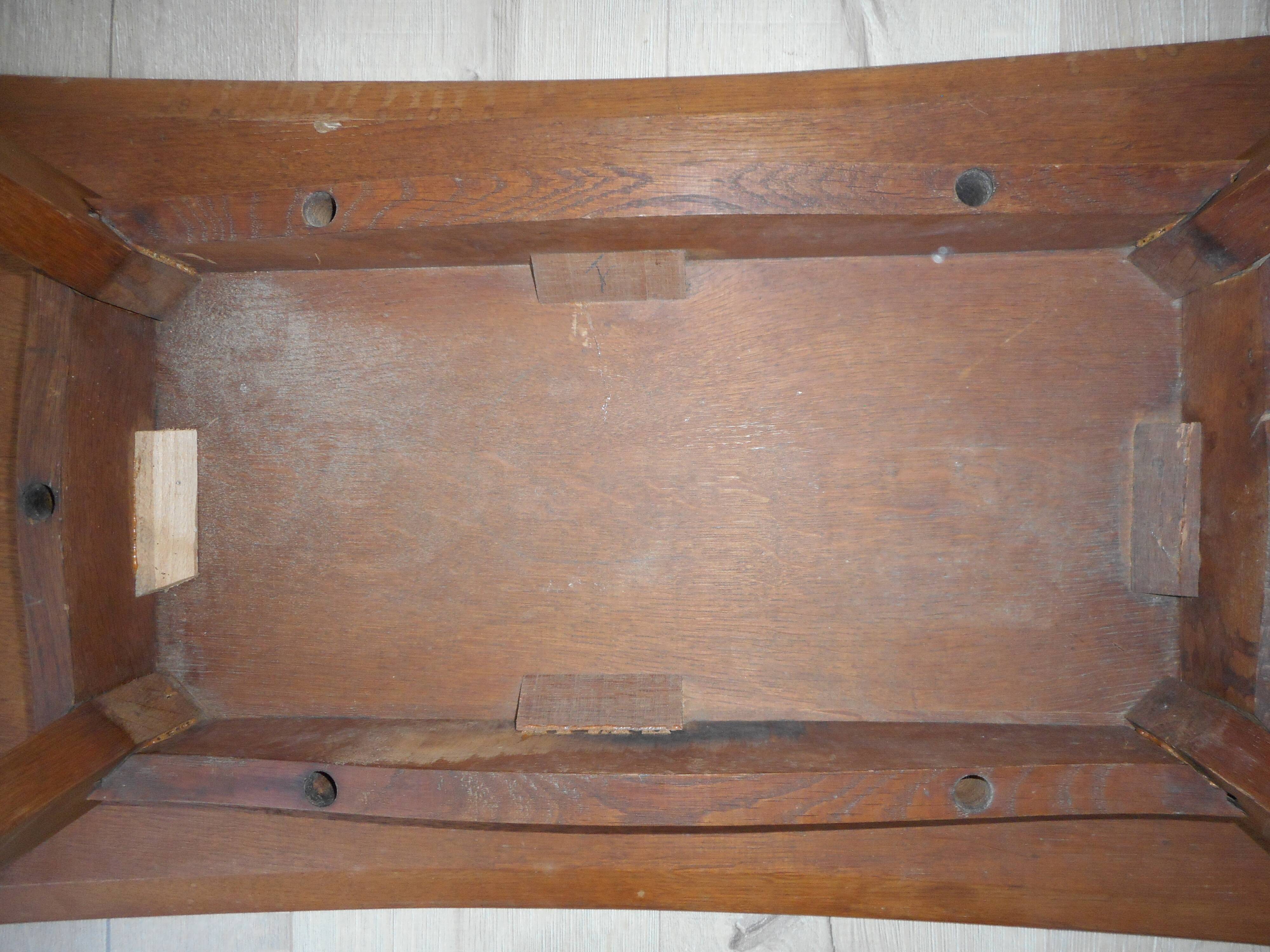 Coffee table with compass feet