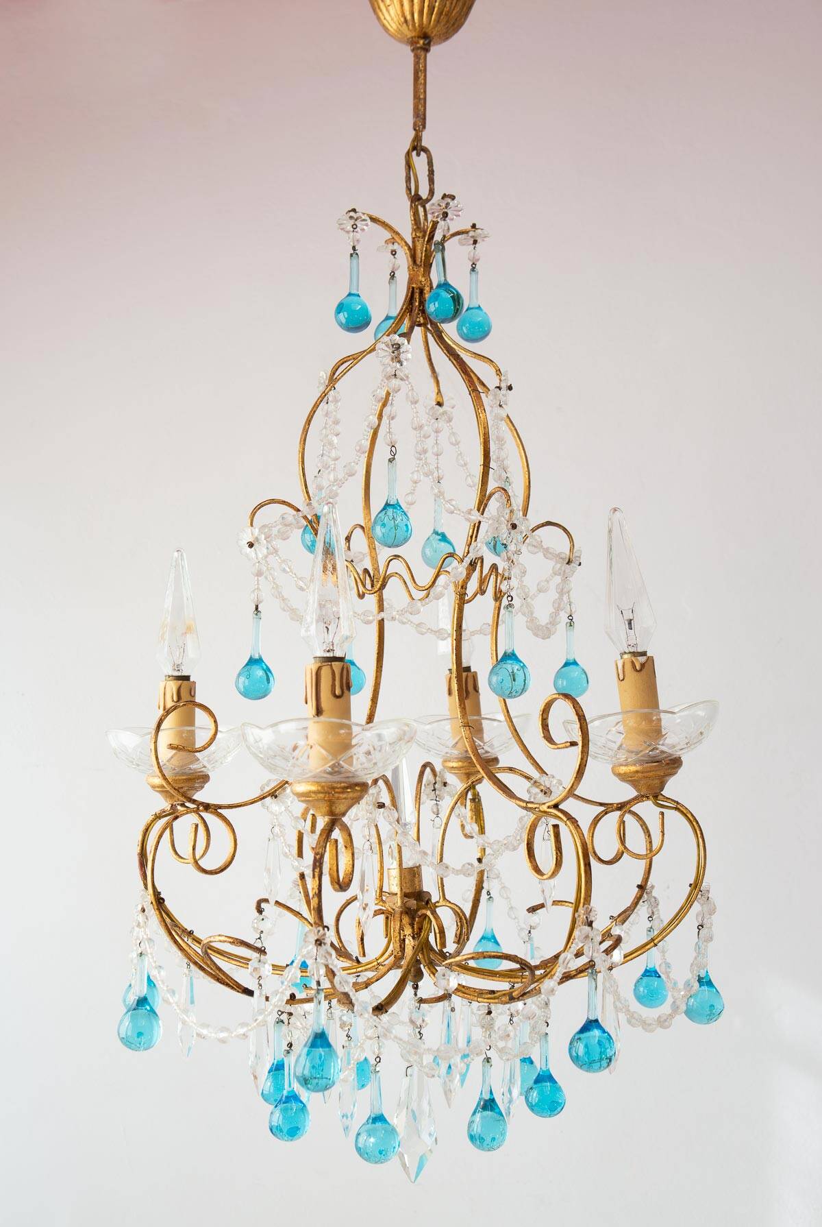 Italian chandelier in gold metal and blue crystal drops