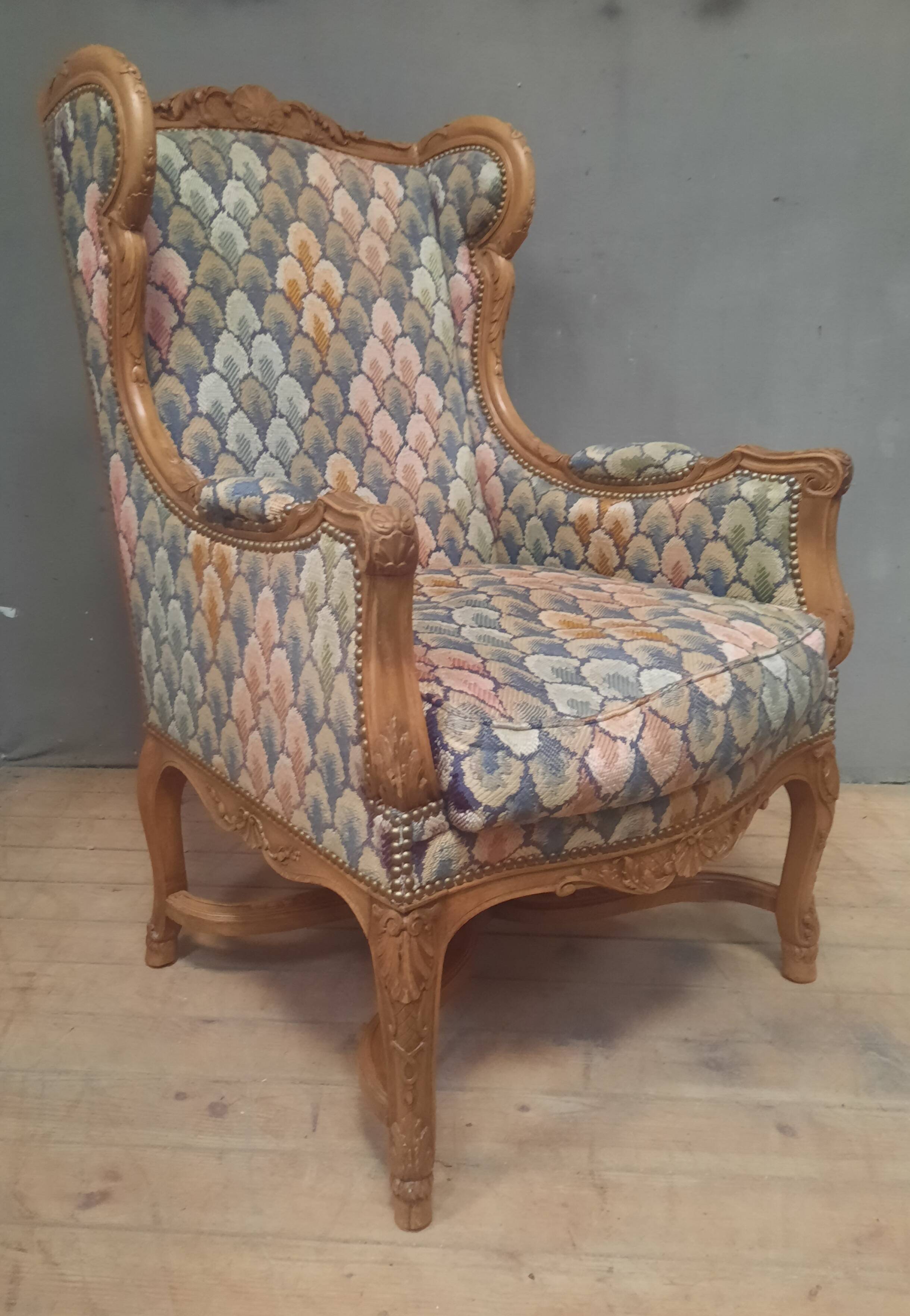 Bergere à oreilles en bois sculpté de style régence