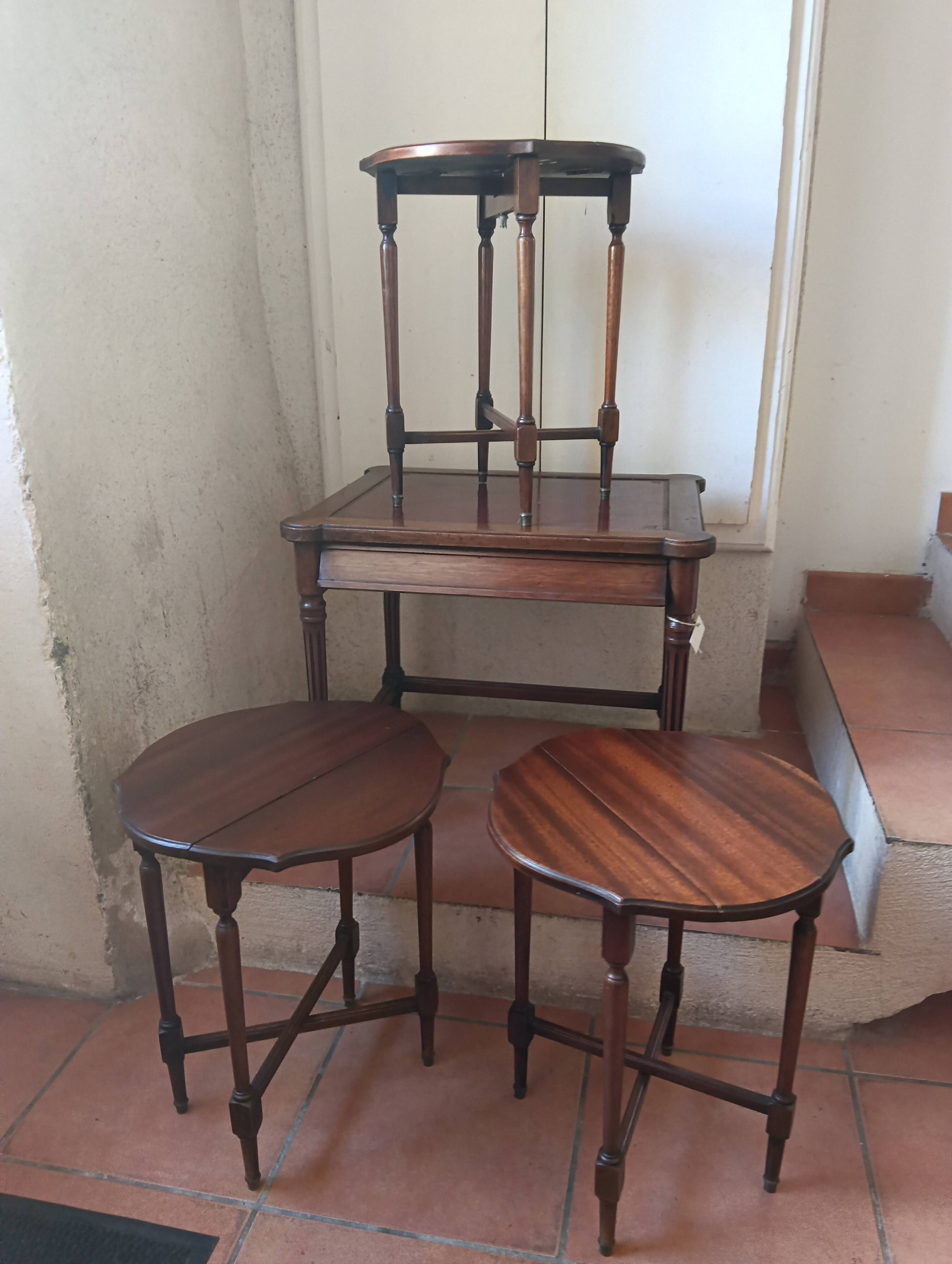 Nesting table set