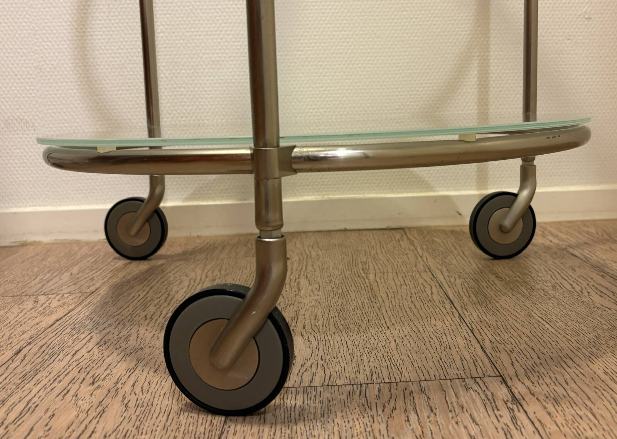 Ensemble de deux chariots en verre à deux niveaux, modèle Strind par Ehlen Johansson pour IKEA.