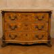 Commode galbée en marqueterie de noyer – Style Louis XV