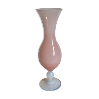 Vase à pied en opaline de foire vintage