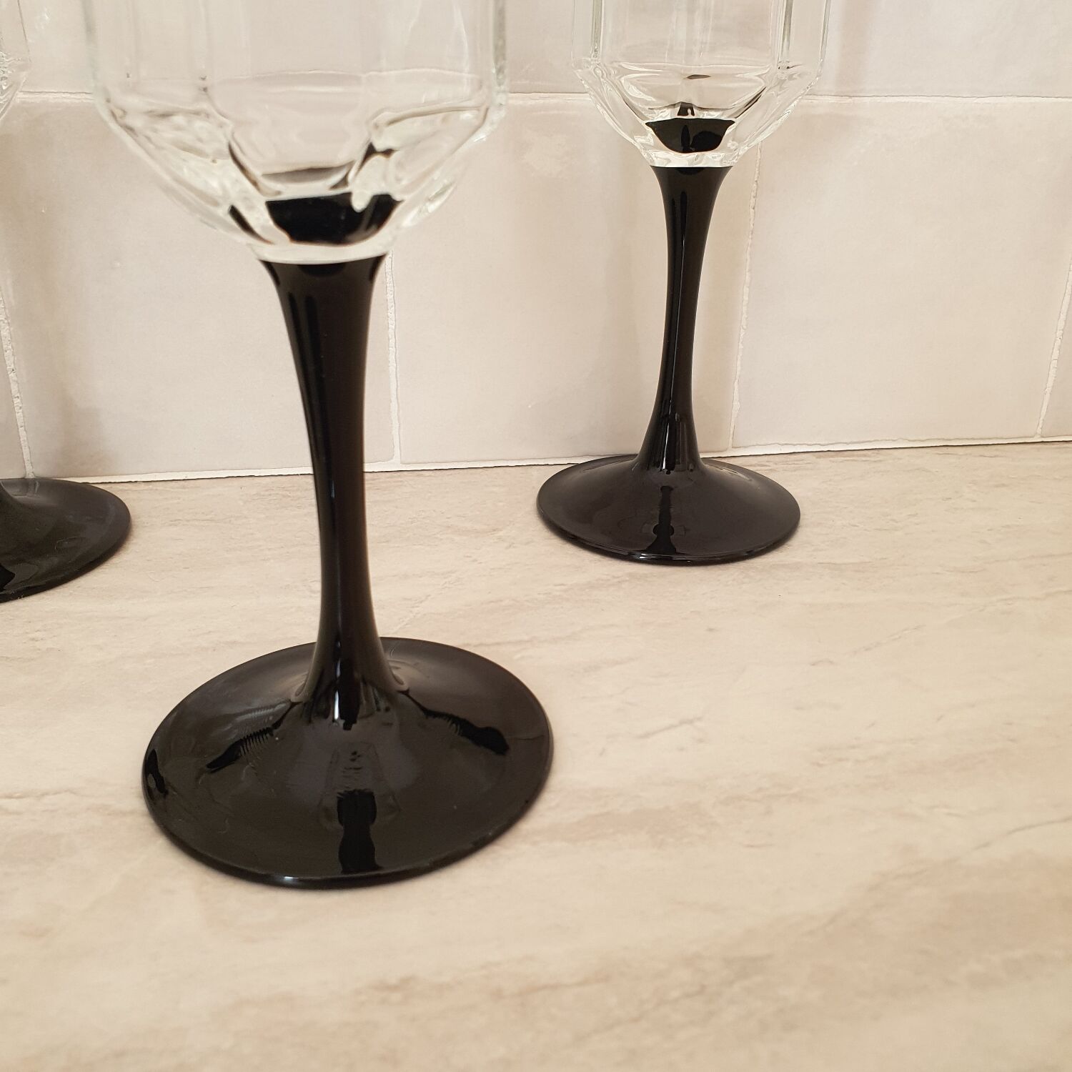 6 Octime octagonal black-footed wine glasses