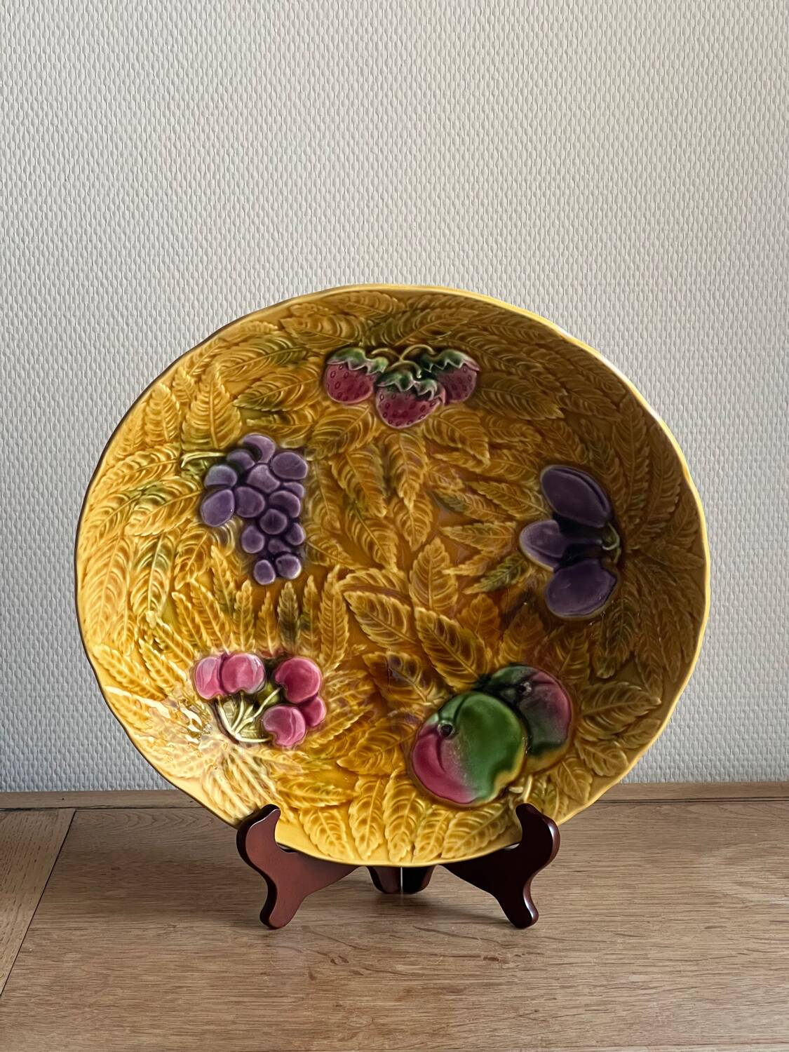 Round barbotine dish with fruit decoration Sarreguemines