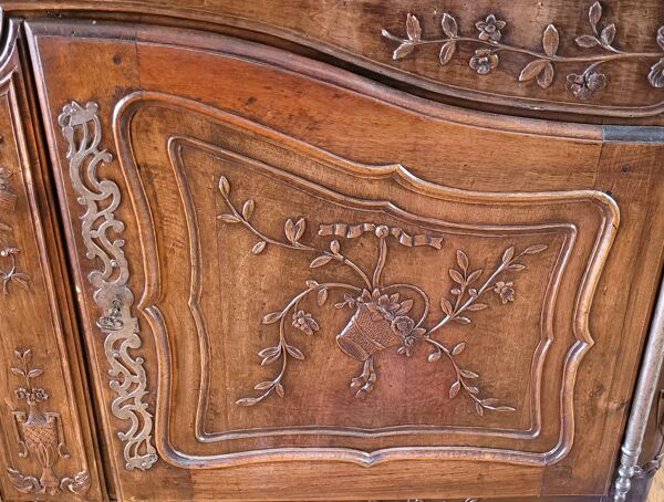Buffet provençal à 2 corps en noyer massif, 18ème