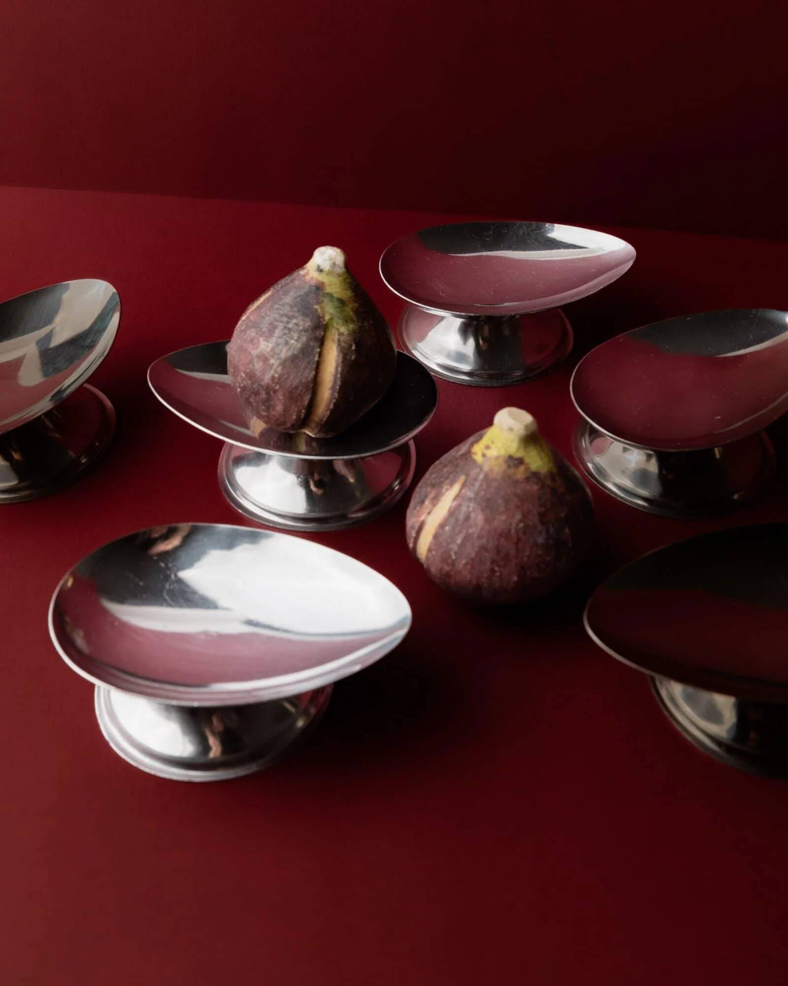 Lot of 6 vintage stainless steel bowls, 1970s, egg-shaped design.