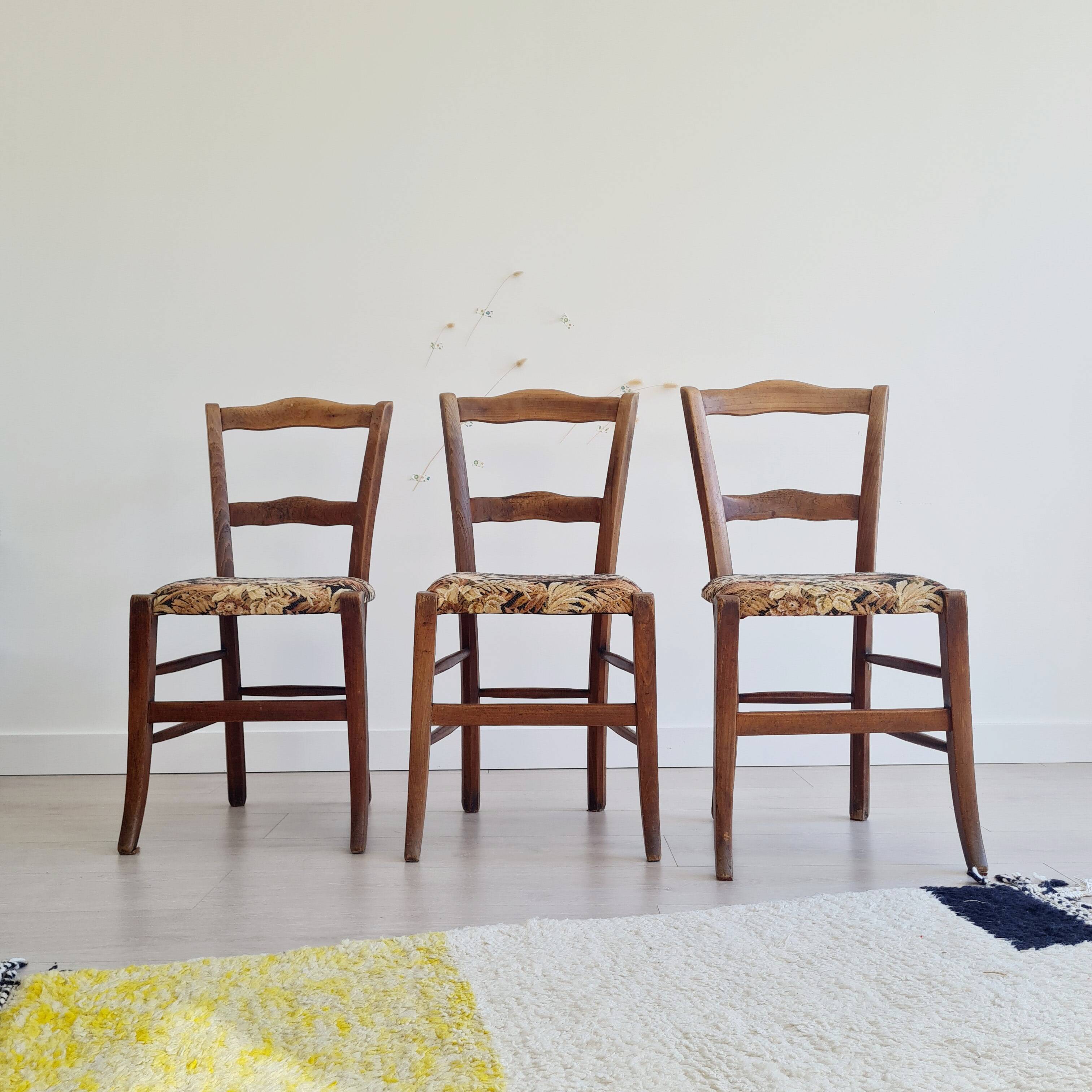 Chaises bistrot anciennes en bois - assise fleurie