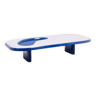 Table basse de forme organique en aluminium et laque. Contemporain.