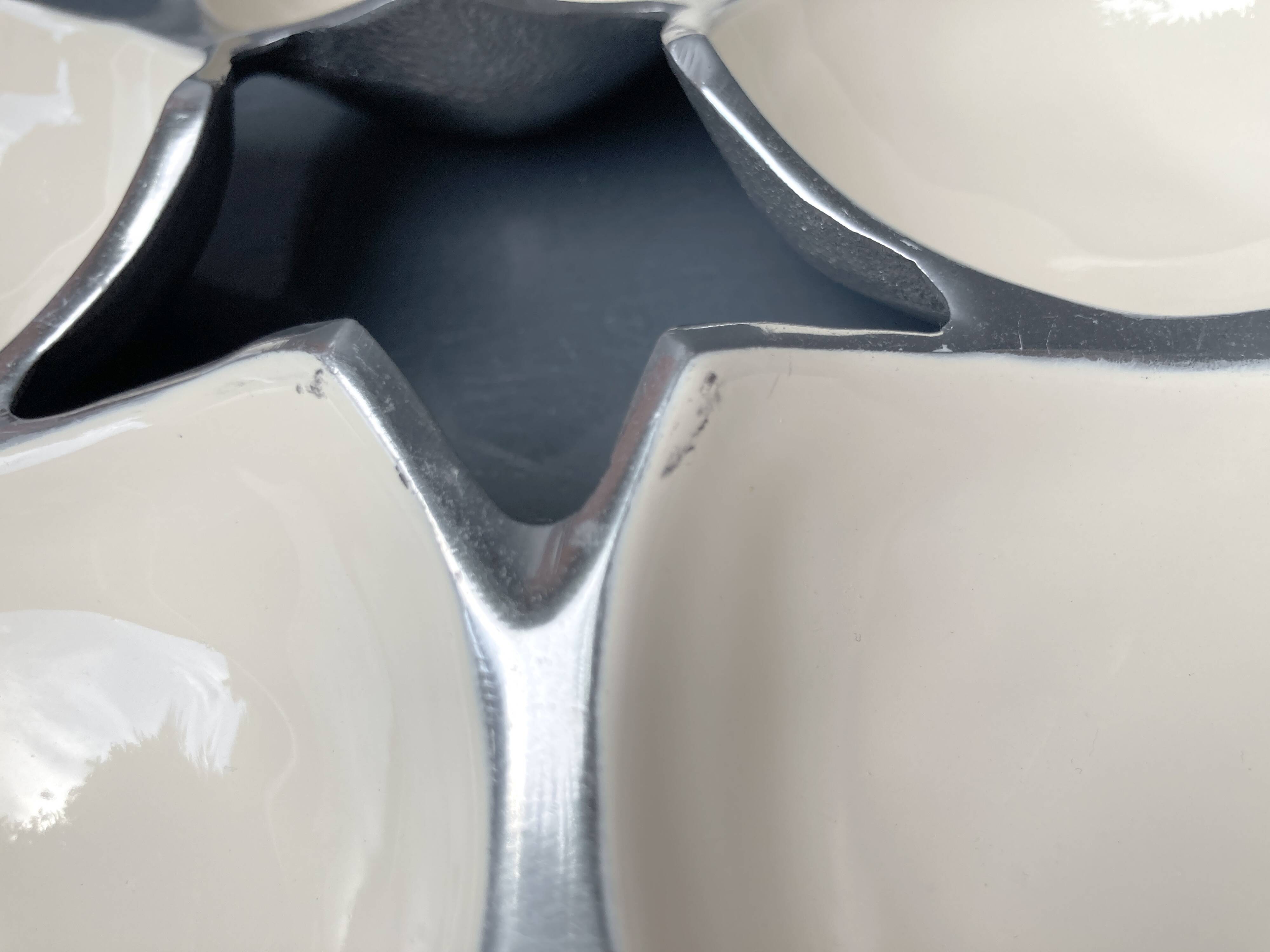 Ensemble de plats compartimentés en Inox Massif et émail écru