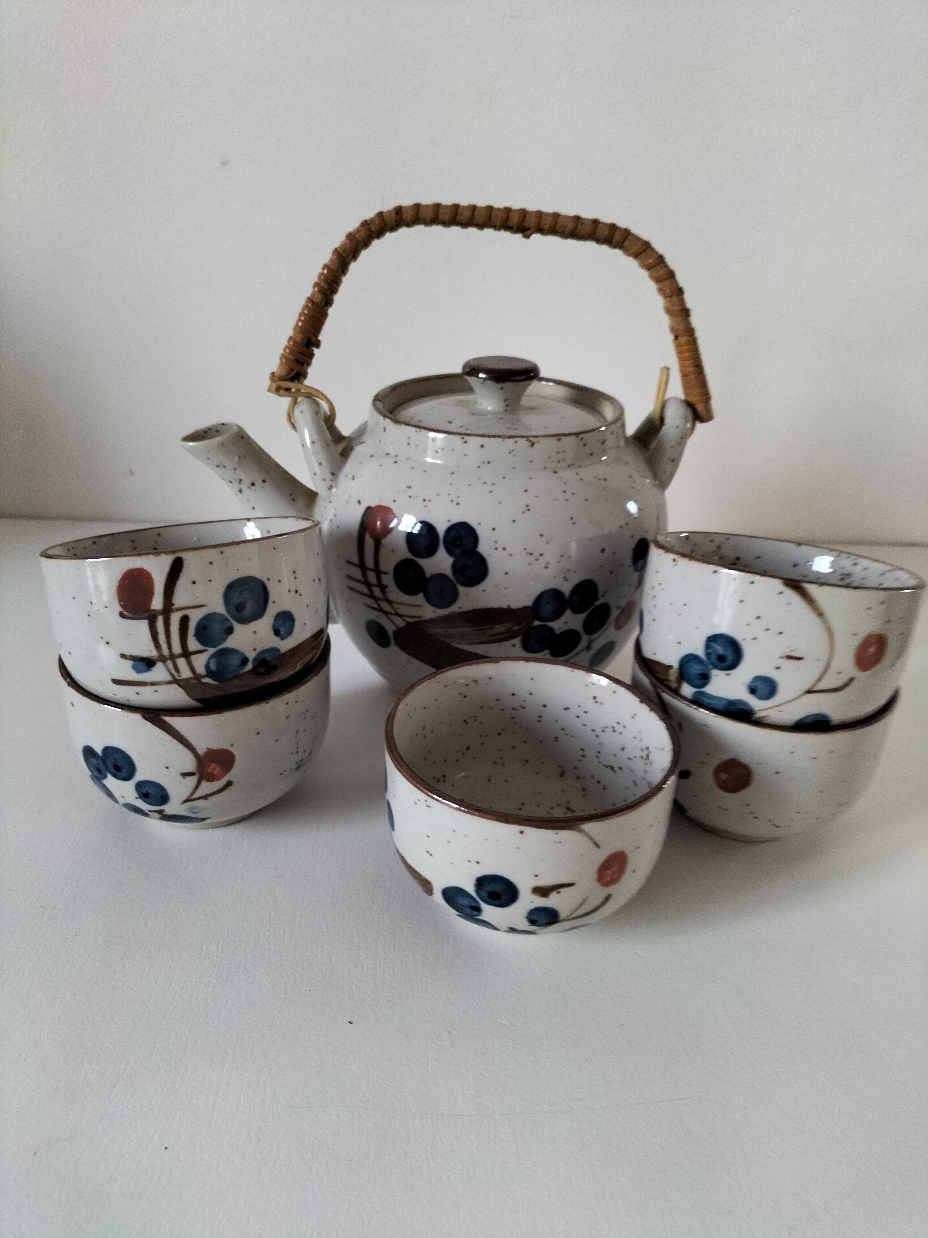 Japanese teapot and cups