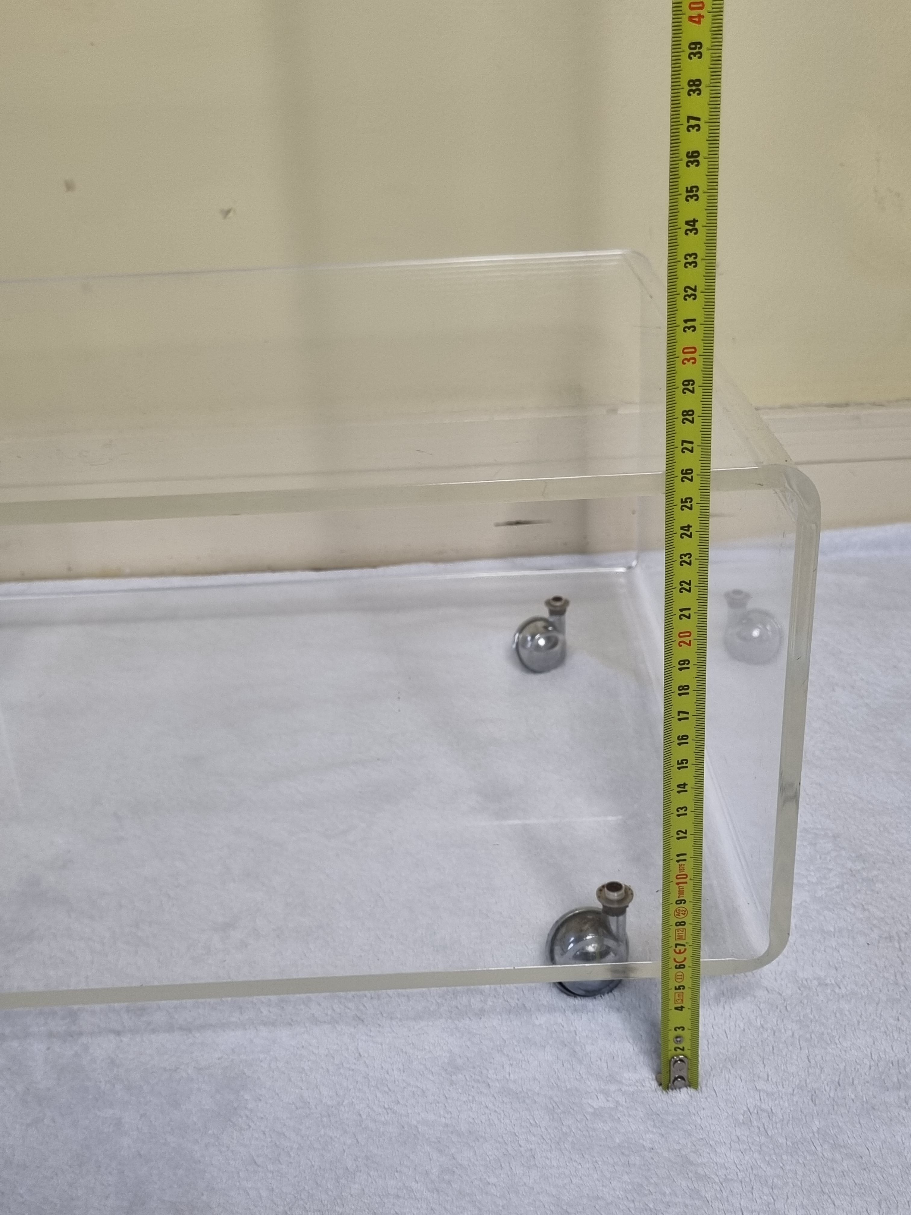 Table basse et porte revue en plexiglas vintage, années 70