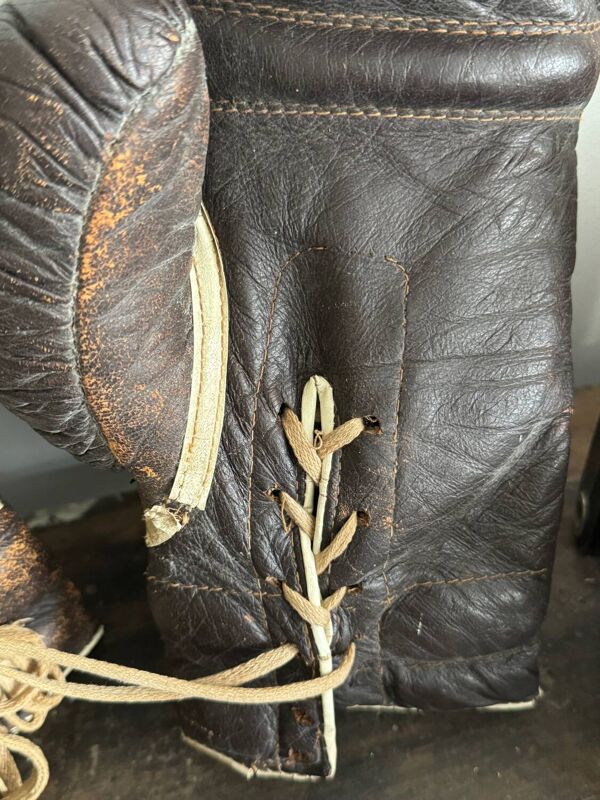 Ancienne paire de gants de boxe en cuir