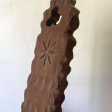 Chaise tripode espagnole vintage en bois sculpté