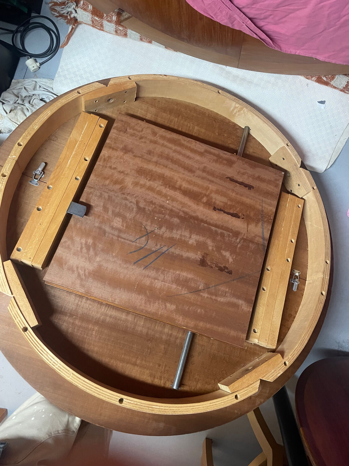 Round extendable dining table in wood, 1960