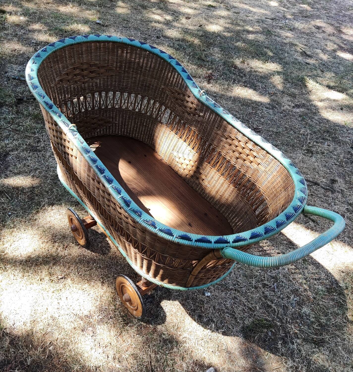 Antique large painted rattan cradle - 1900 - on wheels