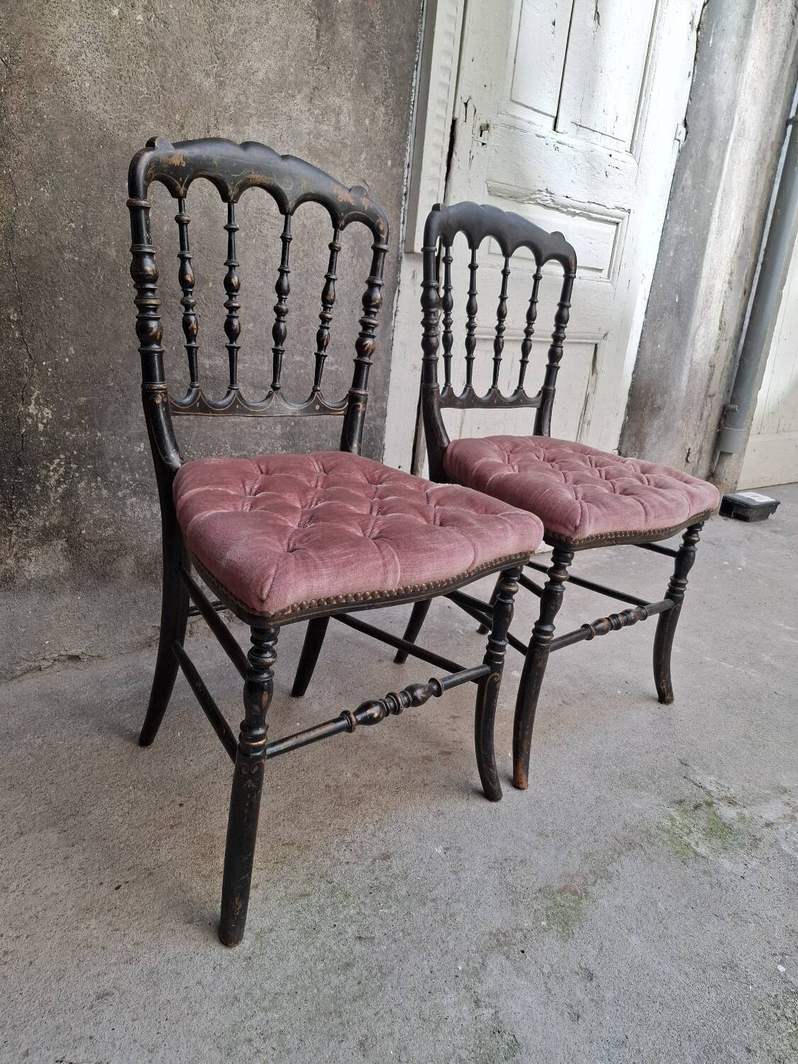 Paire de chaises Napoléon III noir et velours rose