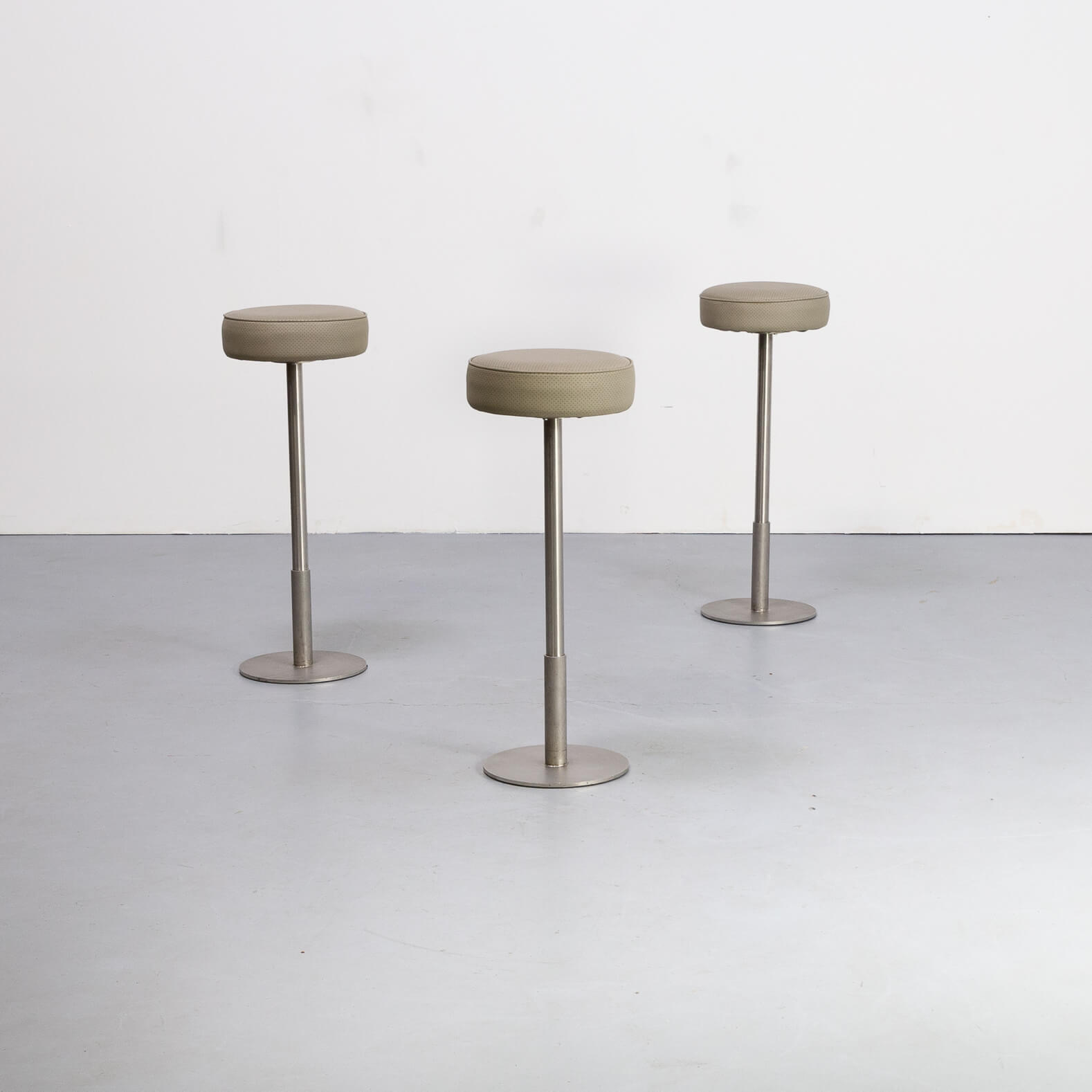 70s cast stainless steel and leather stool set/3