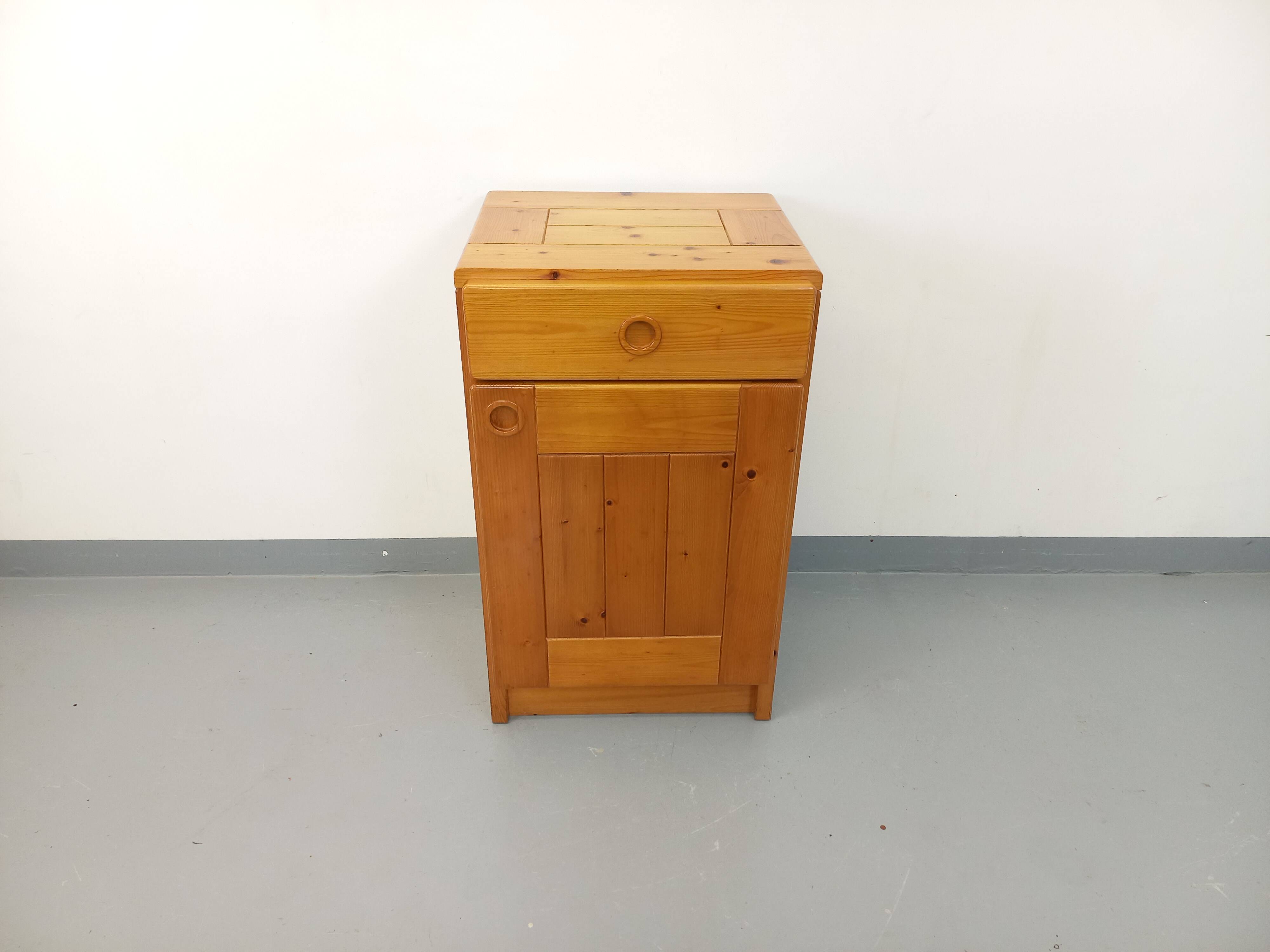 Meuble de rangement sélectionné par Charlotte Perriand Les Arcs vintage en pin des années 60 70