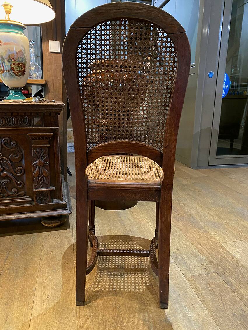 Série de six chaises de style Louis XVI. Assises et dossiers cannés.