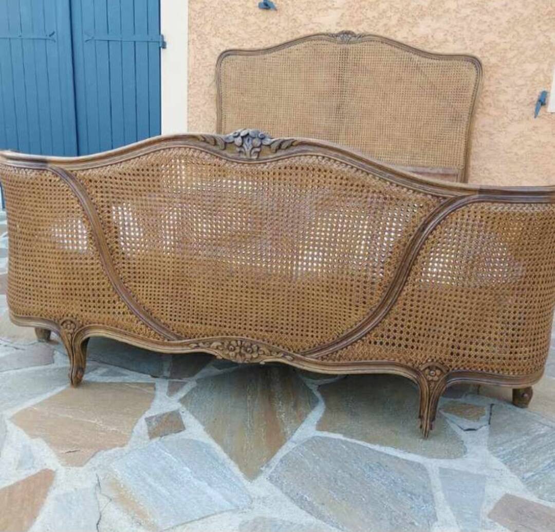 Lit with caned basket in Louis XV style.