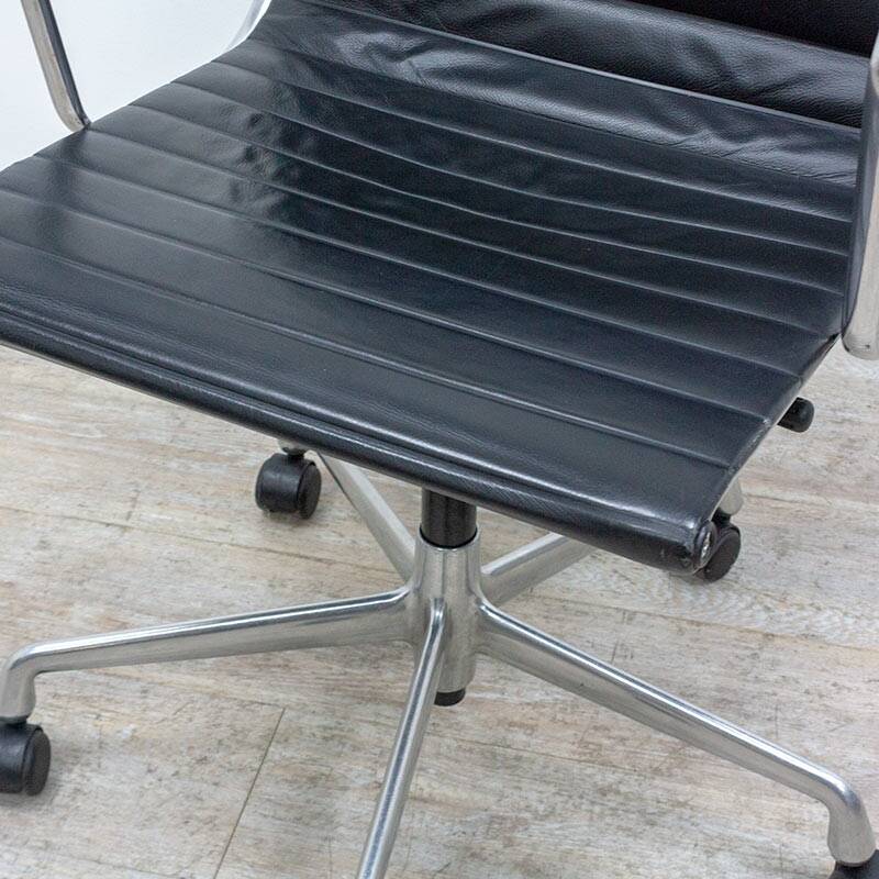 Vitra EA118 armchair in black leather