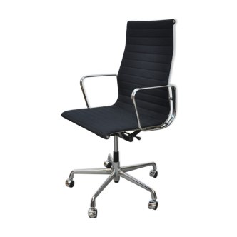 Armchair model EA119 of Charles and Ray Eames, Vitra edition