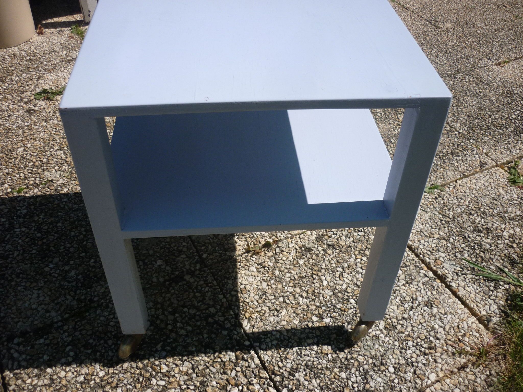 Square wooden table on wheels, 2 trays