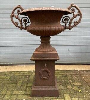 Jardinière en fonte avec piédestal