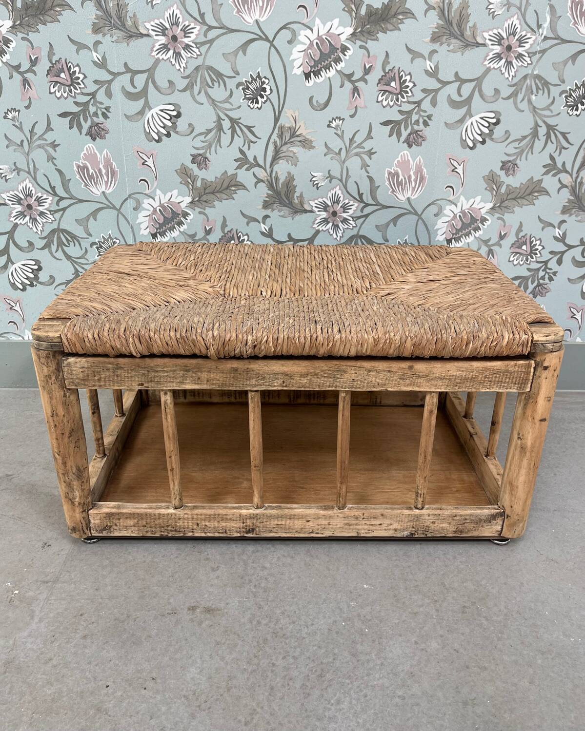 Storage bench in wood and straw (renovated)