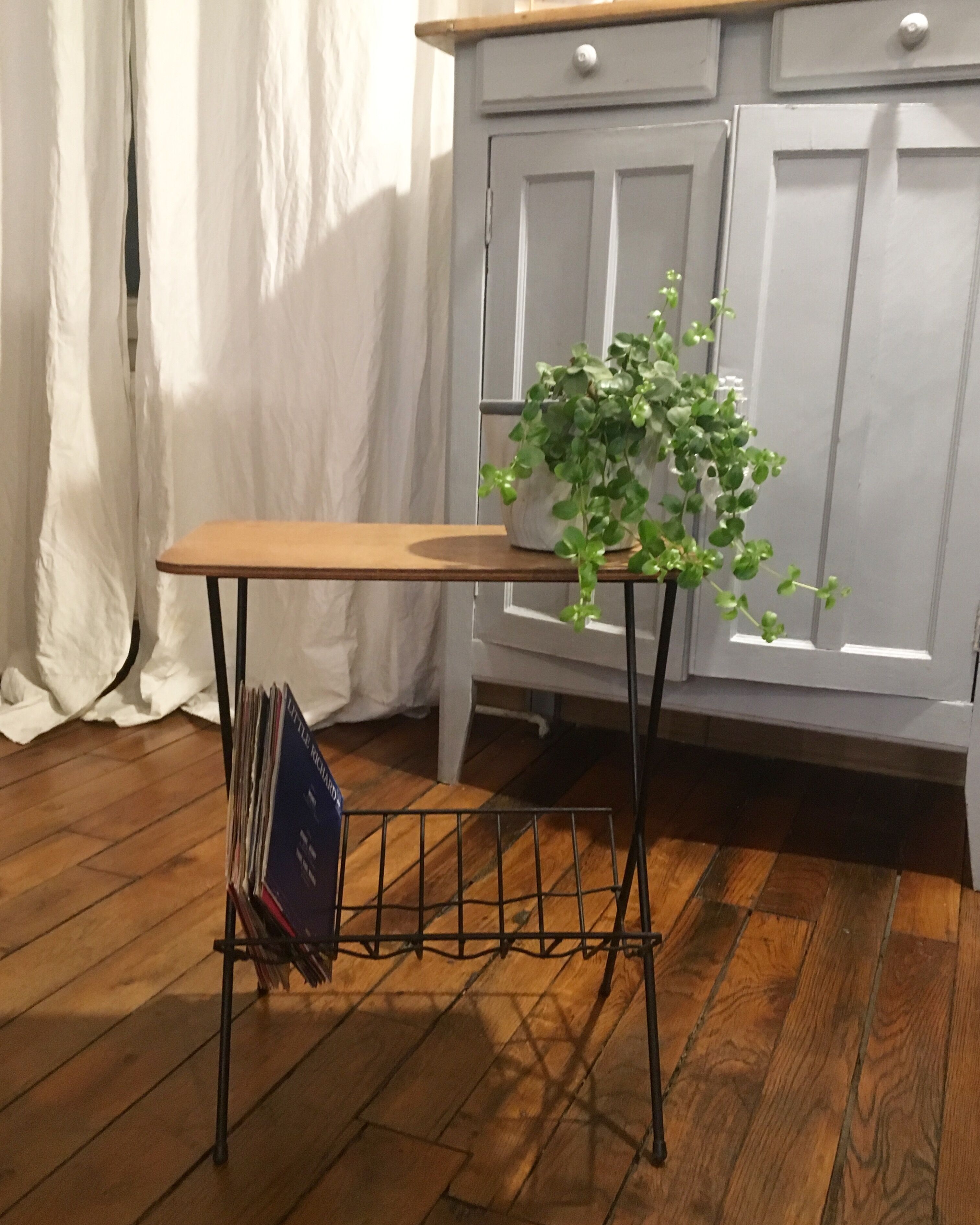 Small table range magazine or vinyl