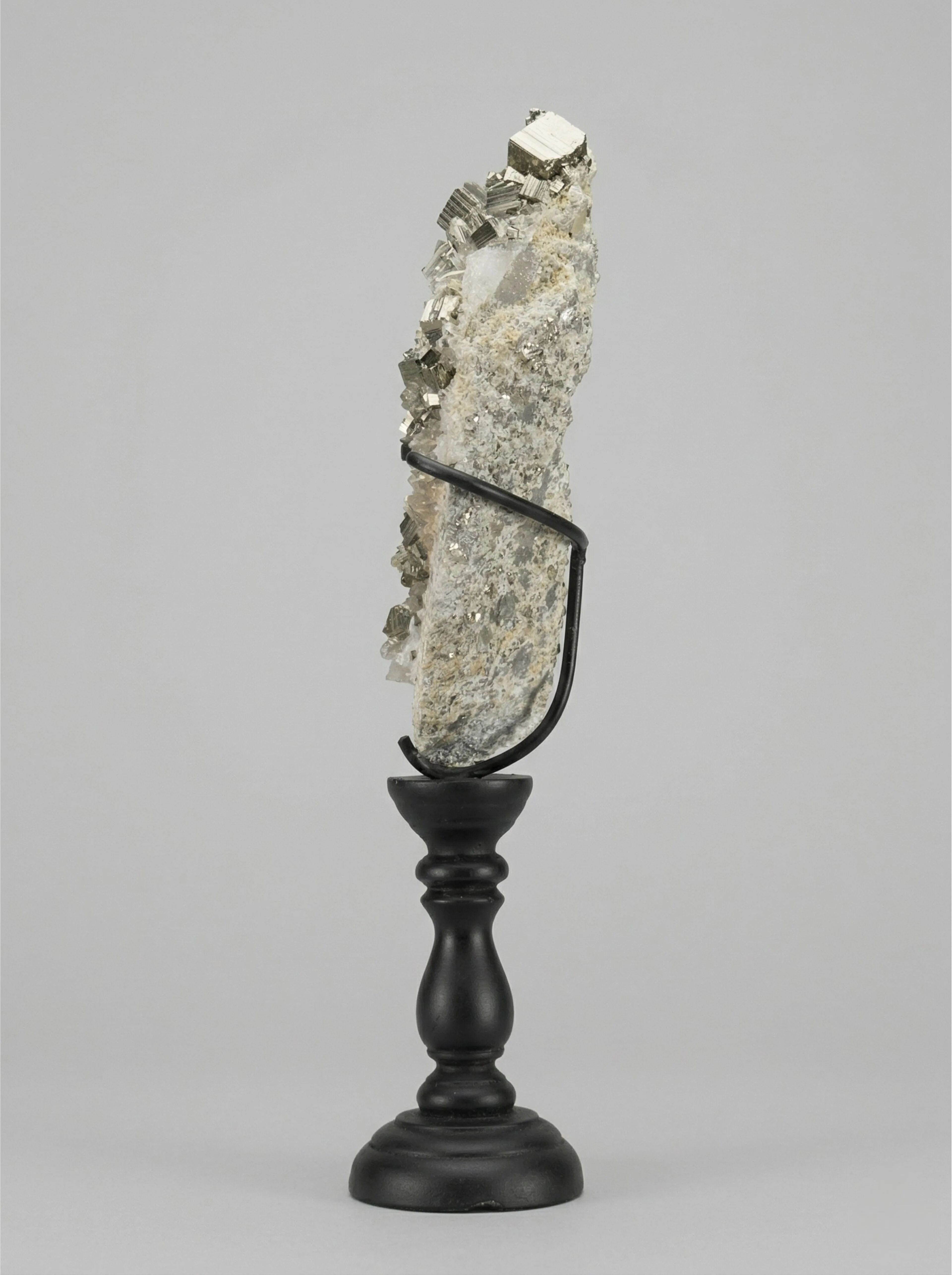 Duo pyrite & quartz cristallin — sculptures minérales sur socles