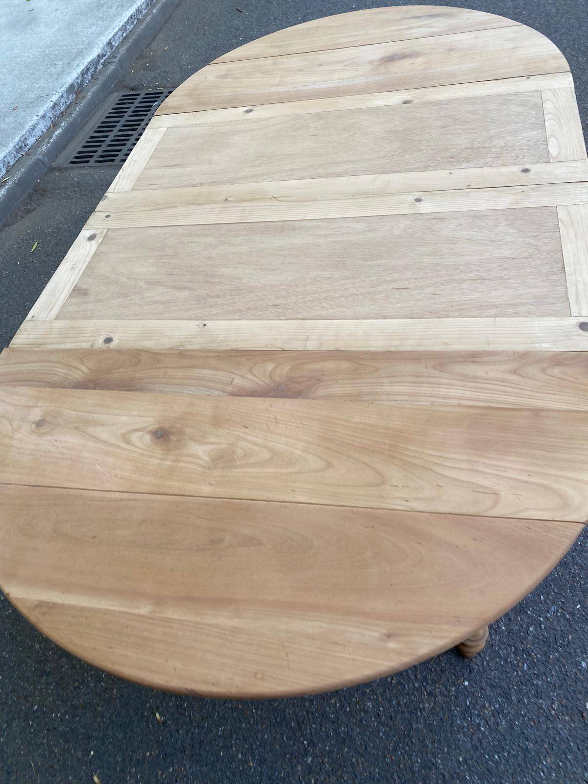 Table à manger ronde extensible à volets décapée en noyer brut 2 rallonges
