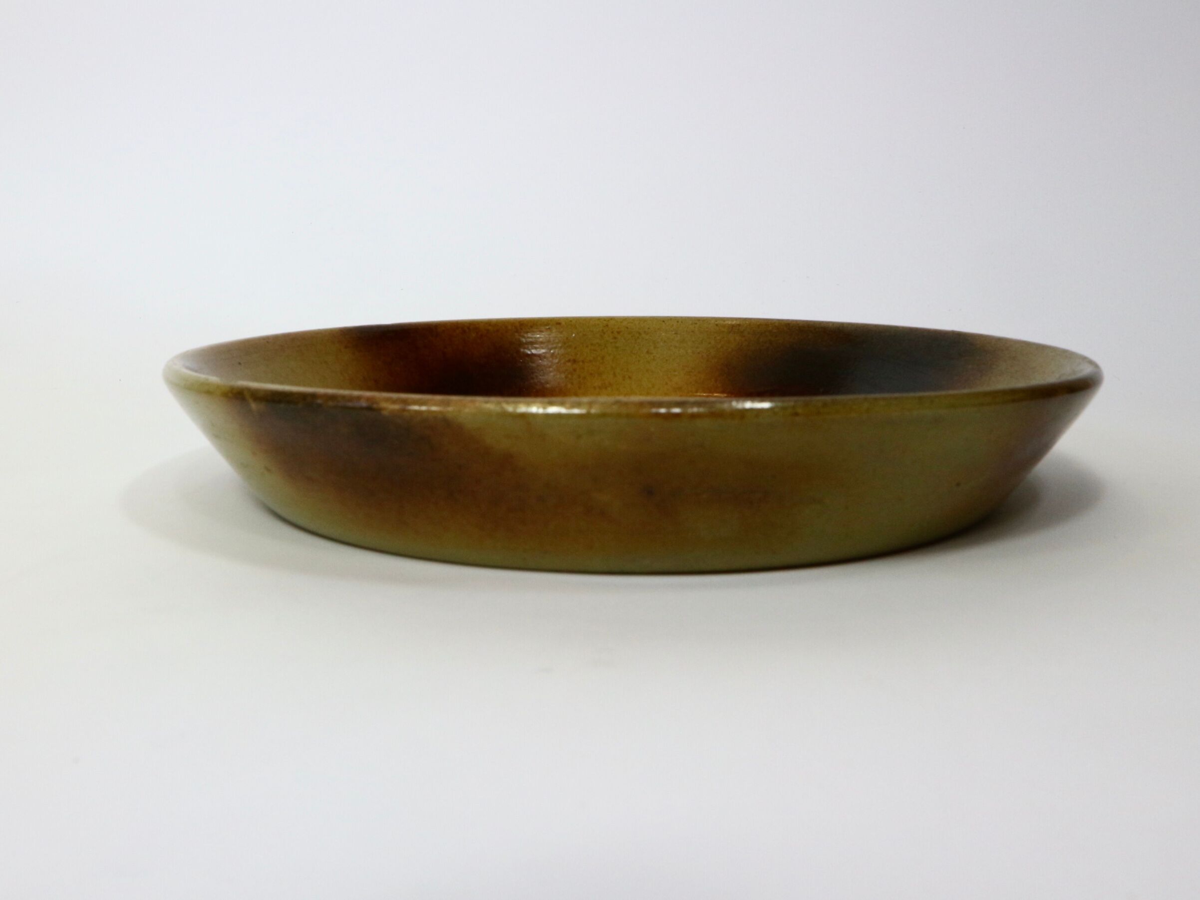 Vintage service plates and serving trays, 39 pieces, silk-screened.