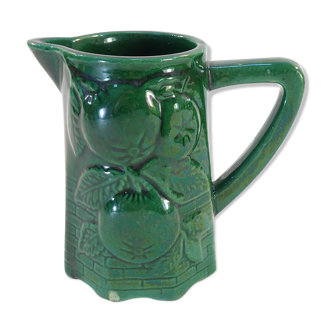 Pichet barbotine vert vintage en faience de st clement aux fruits