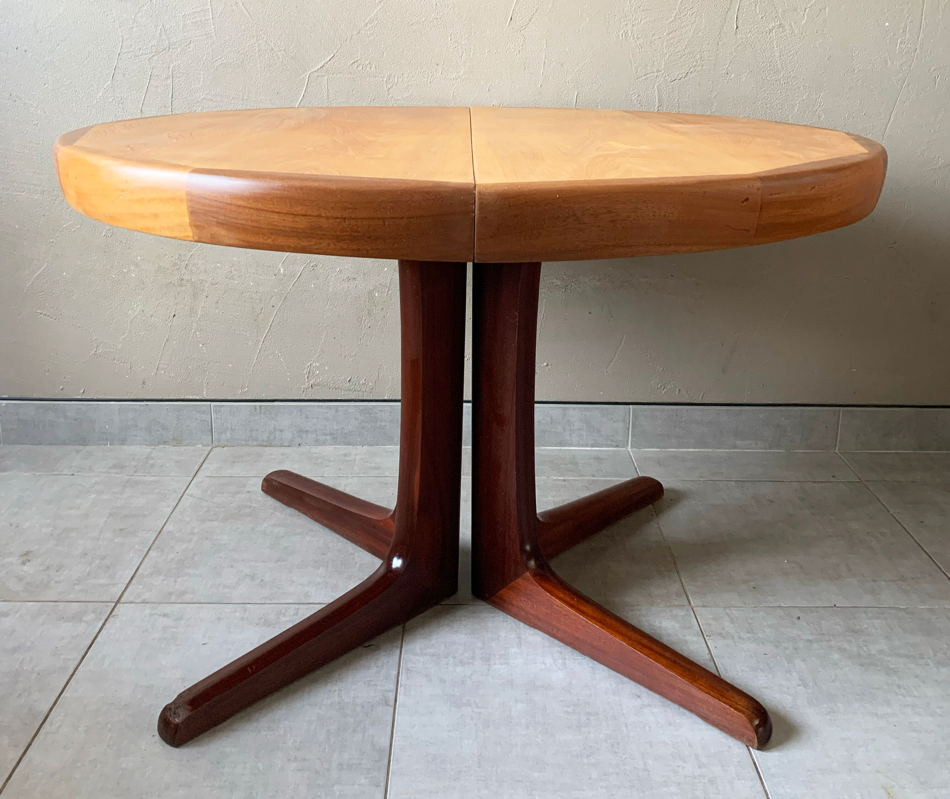 Vintage round Scandinavian table with extendable star center leg