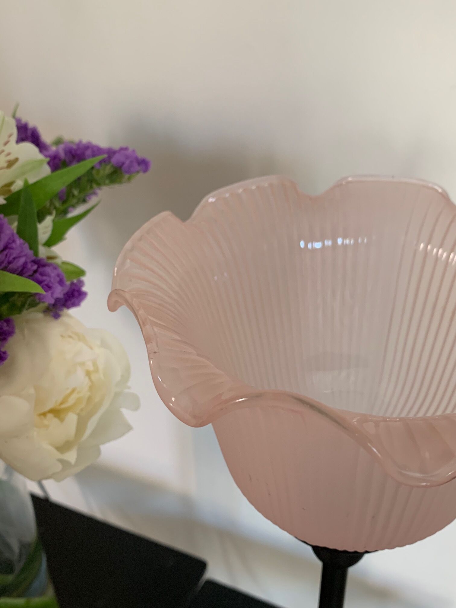 Lampe à poser avec globe en verre strié rose poudré