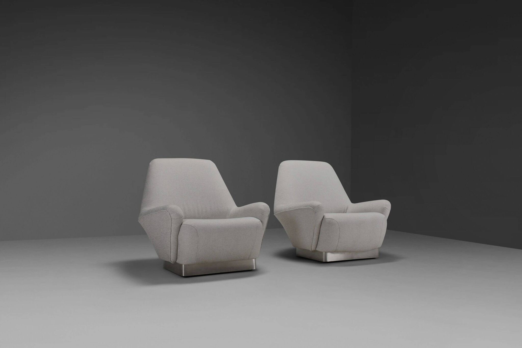 Pair of fabric and stainless steel lounge chairs by Gianni Moscatelli