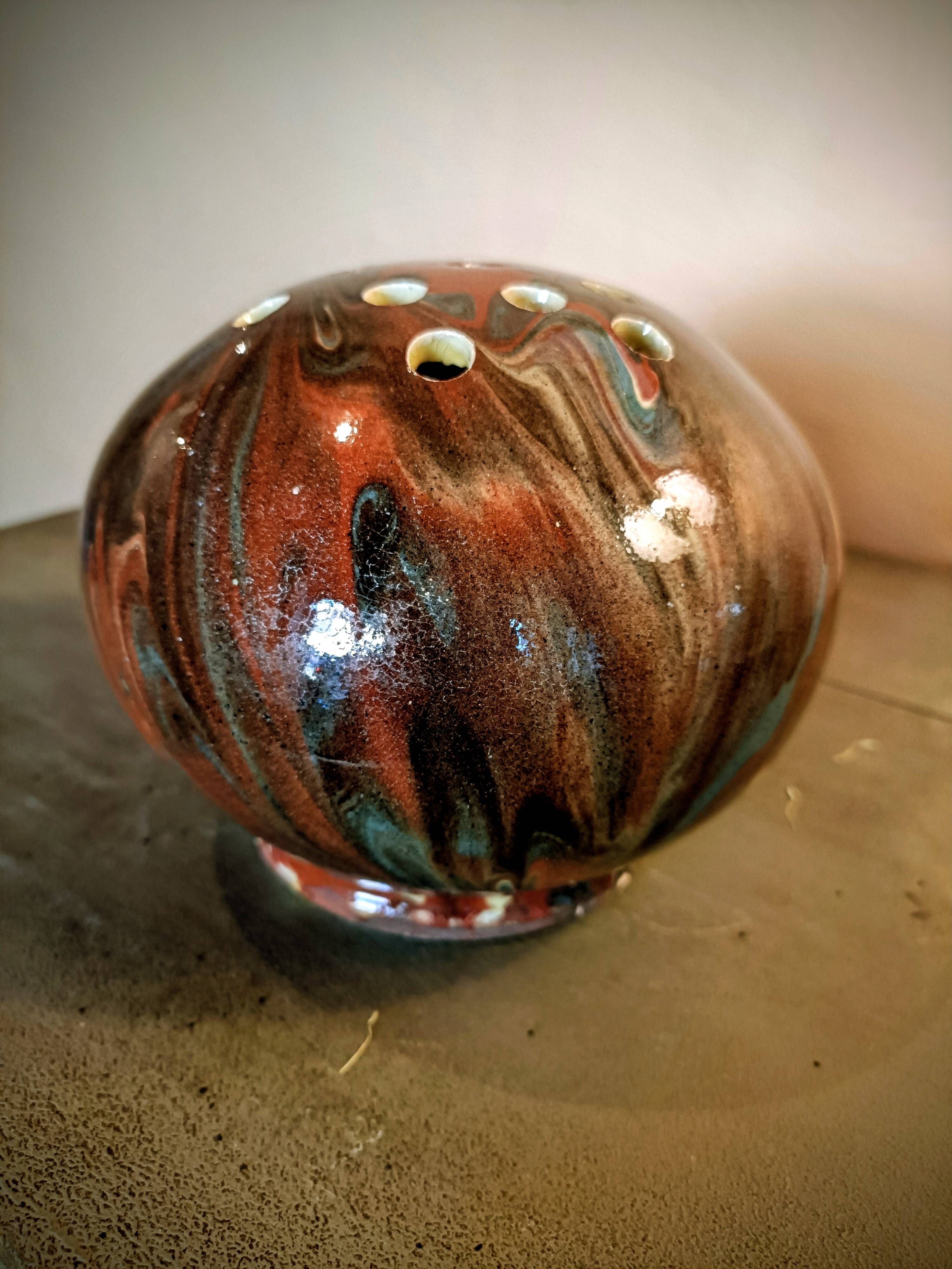 2 vases with flowers