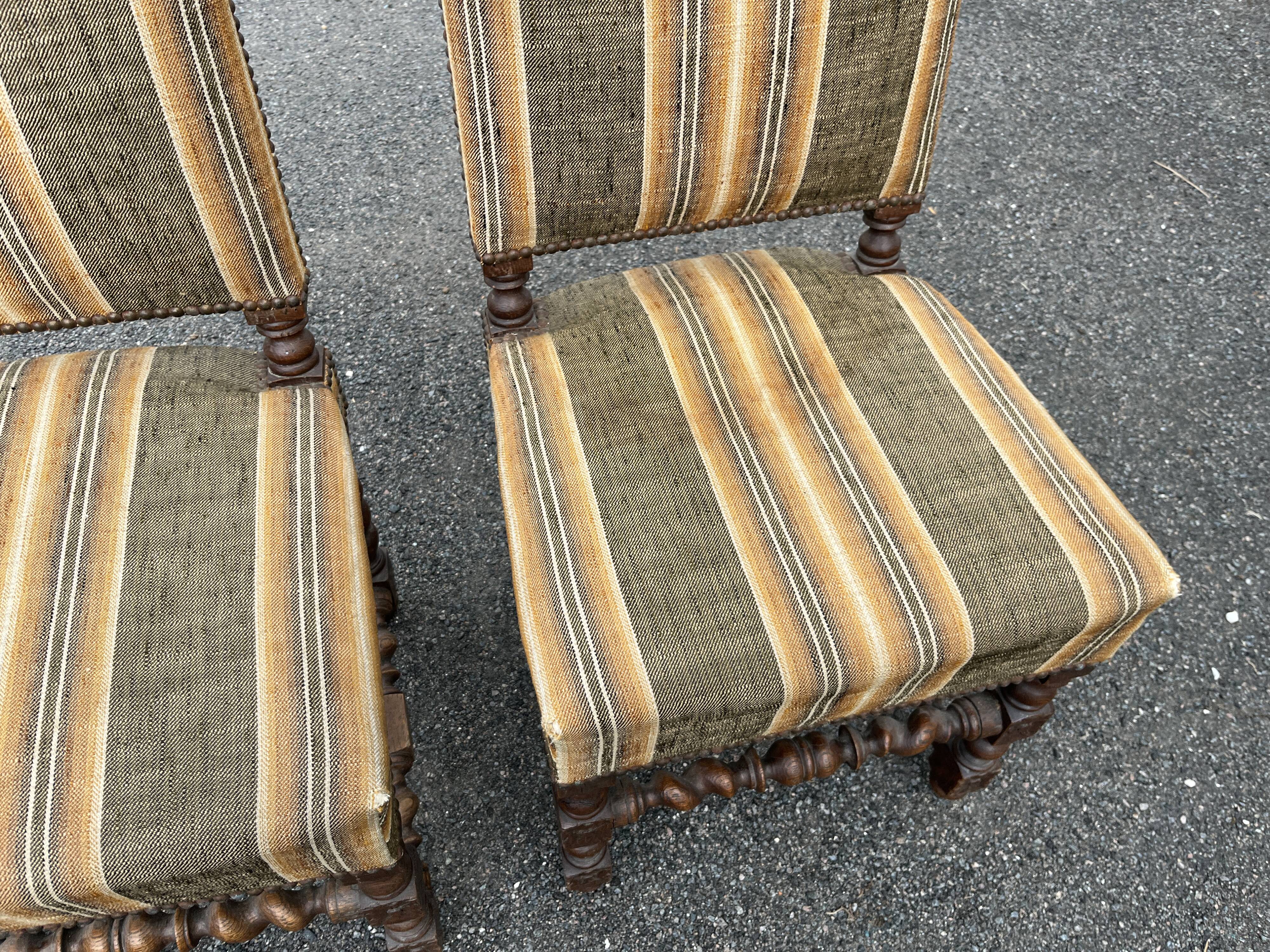 Paire de chaises anciennes style Louis XIII à pieds torsadés