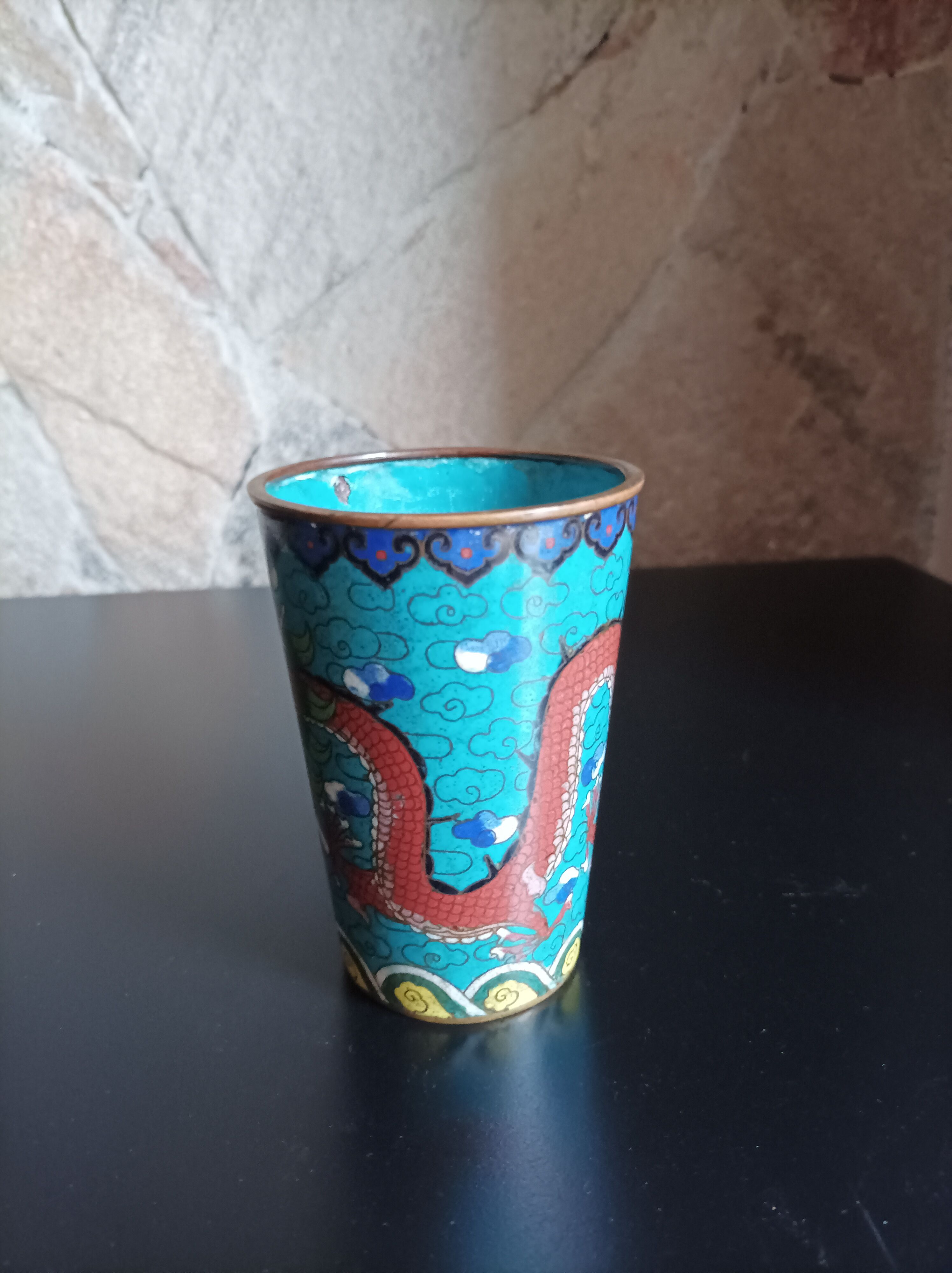 Bronze glass in partitioned enamels