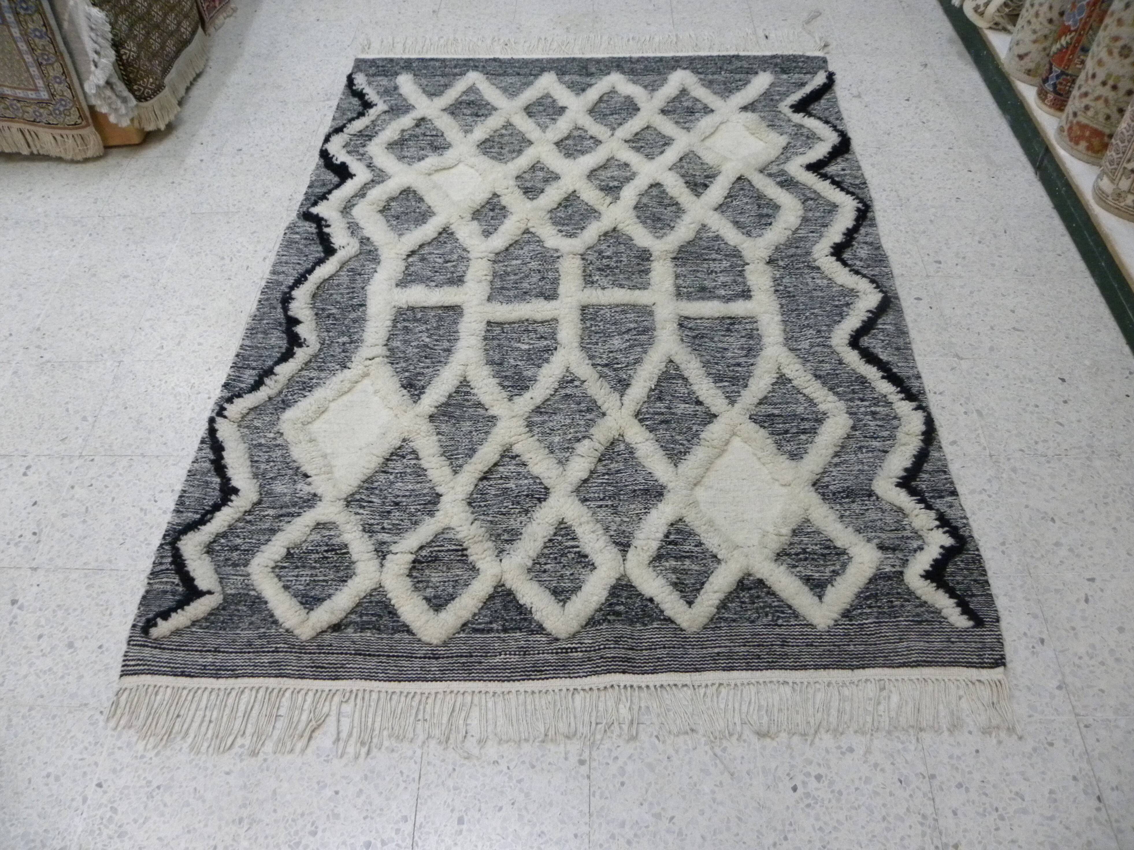 Modern Berber wool rug – Handmade Moroccan rug in grey and ecru.
