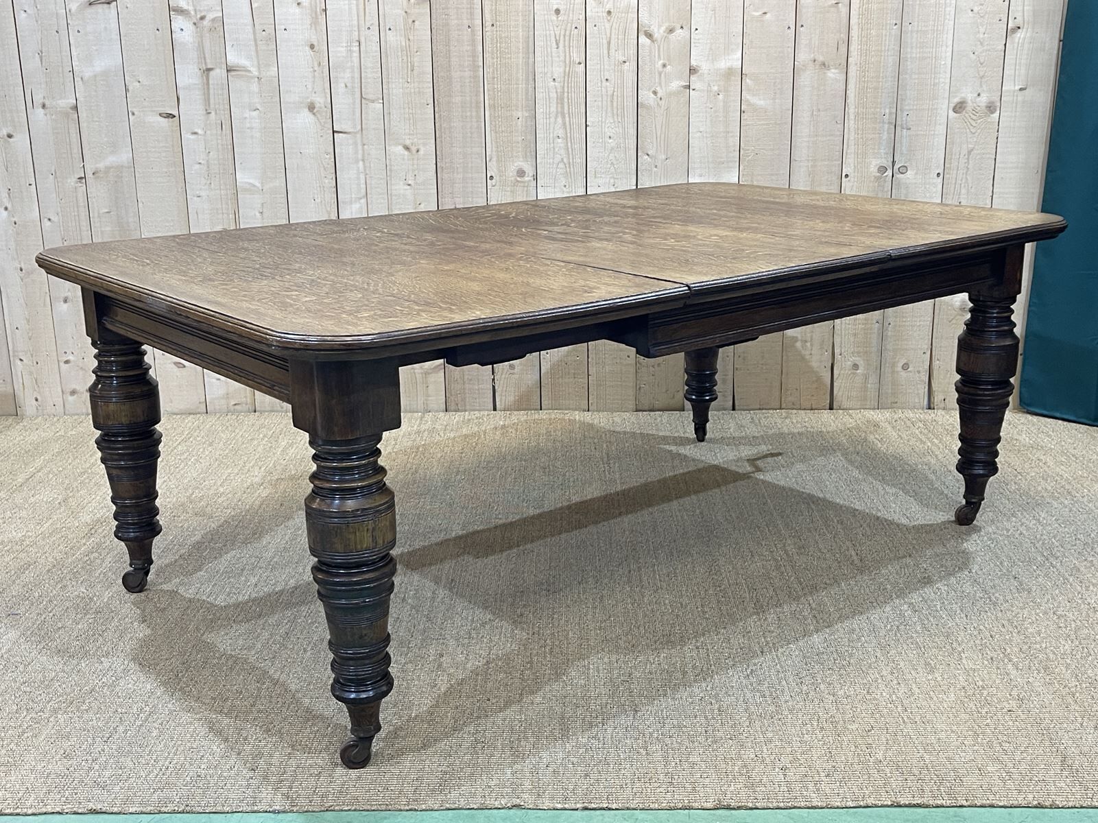 English nineteenth oak table with 1 crank extension