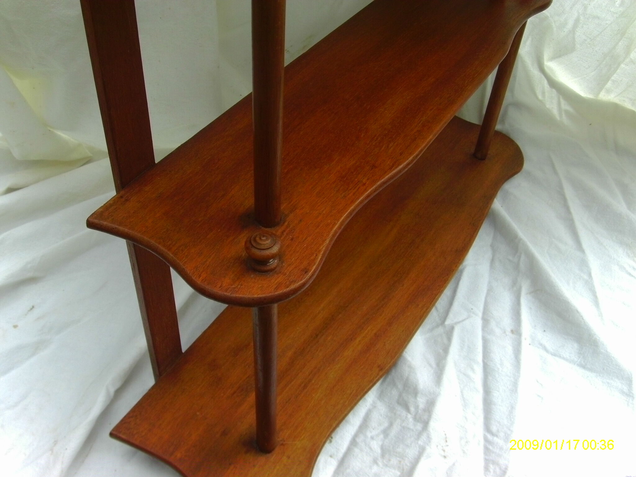 Shelf in blond mahogany around 1900